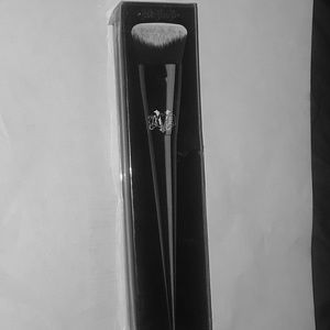 Kat Von D 10 Lock-It Edge Foundation Brush